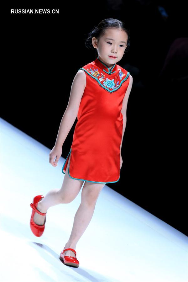 Семейная мода от дизайнера Ван Миньли на Пекинской неделе моды