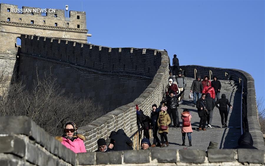 Великую китайскую стену на участке Бадалин в Пекине посетило более 8 млн туристов
