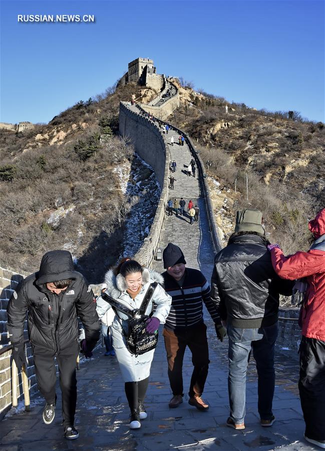 Великую китайскую стену на участке Бадалин в Пекине посетило более 8 млн туристов