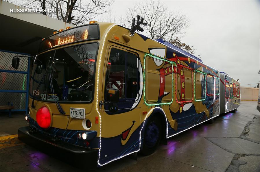 Рождественский автобус на улицах Чикаго