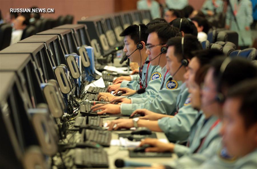Китайские космонавты благополучно вернулись на Землю
