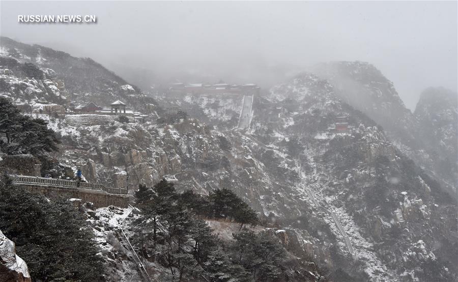 Гора Тайшань под снегом