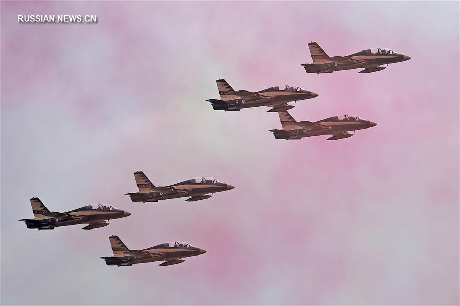 Показательный полет пилотажной группы ОАЭ "Рыцари" на выставке IDEX