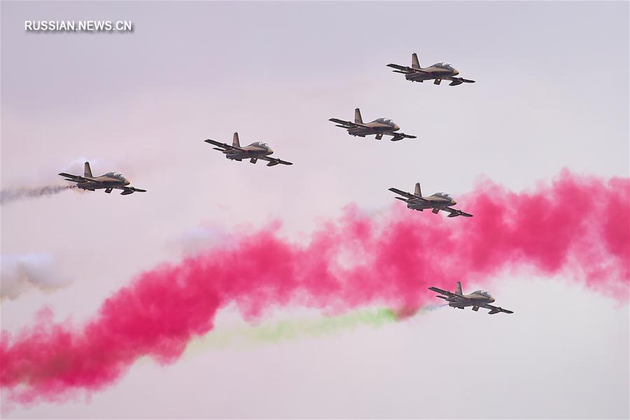 Показательный полет пилотажной группы ОАЭ "Рыцари" на выставке IDEX