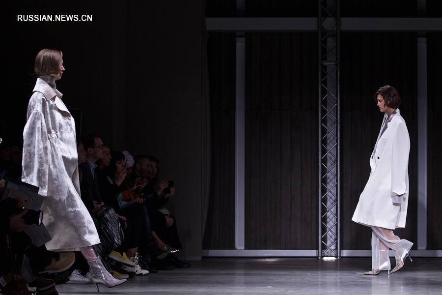 Показ коллекции китайского бренда RICOSTRU на Неделе моды в Милане 
