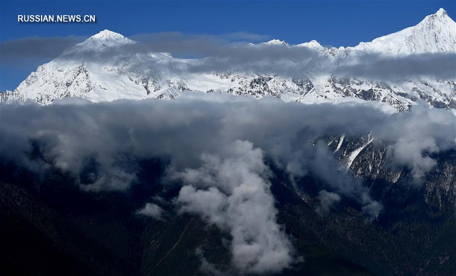 Заснеженные горы Мэйли Сюэшань на юго-западе Китая