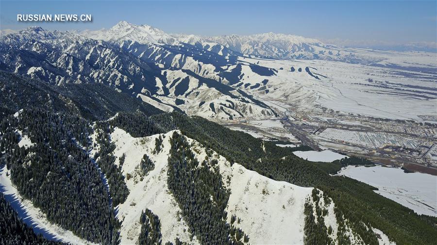 Заснеженные склоны Тянь-Шаня в Синьцзян-Уйгурском АР