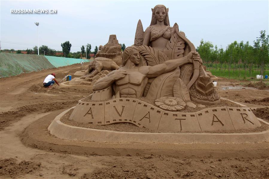 Мастера создают песчаные скульптуры на берегу реки Хуанхэ 