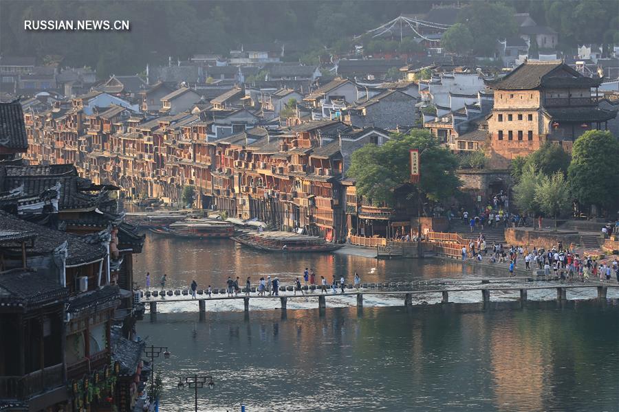 Сказочный китайский город Фэнхуан летом 