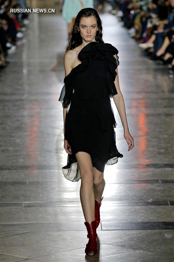 Показ Givenchy на Неделе моды в Париже 