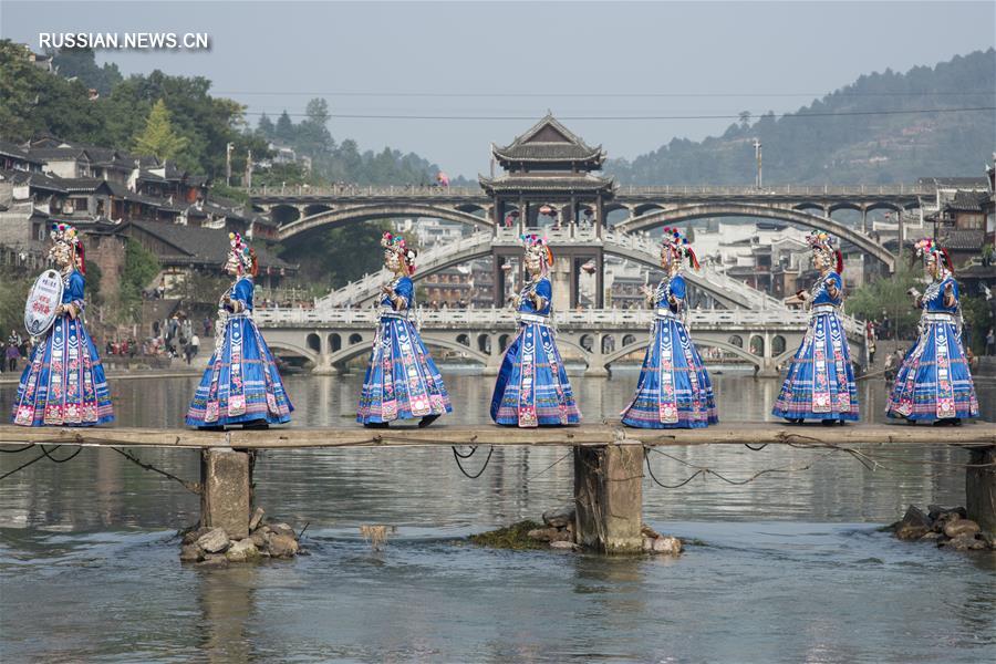 Фестиваль нарядов и серебряных украшений народности мяо в провинции Хунань
