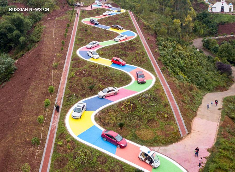 Змееподобная красочная дорога в Юго-Западном Китае привлекает многочисленных туристов