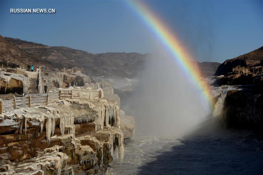 Радуга над замерзающим водопадом Хукоу