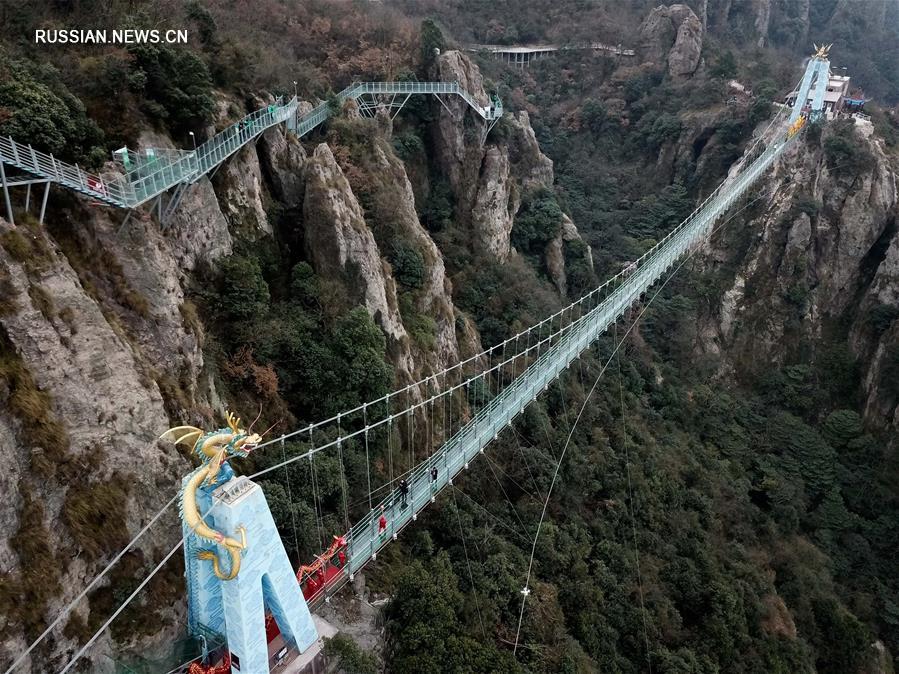 В провинции Аньхой введен в эксплуатацию стеклянный пешеходный мост