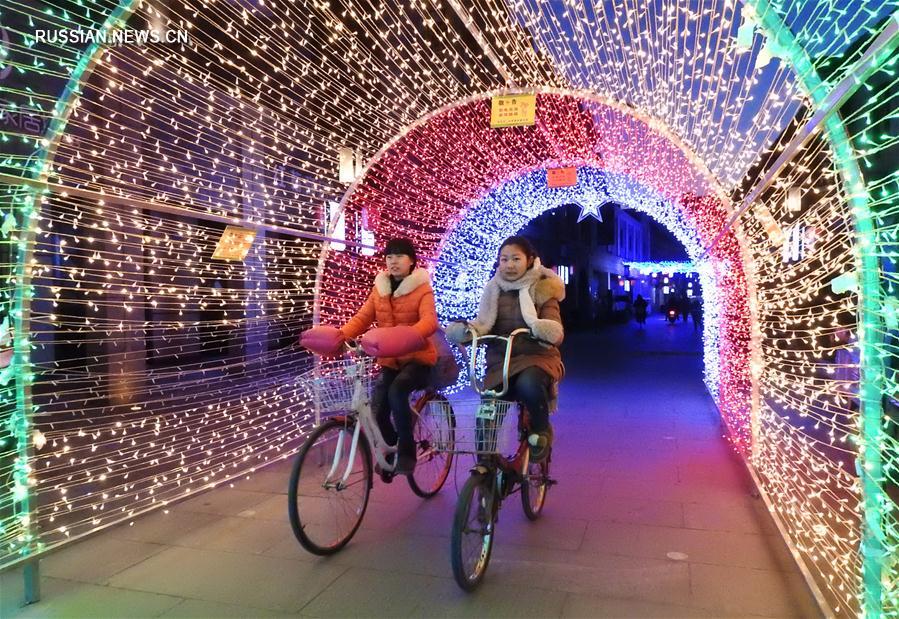 Праздничное световое шоу на улице Миньчжулу в Ляньюньгане