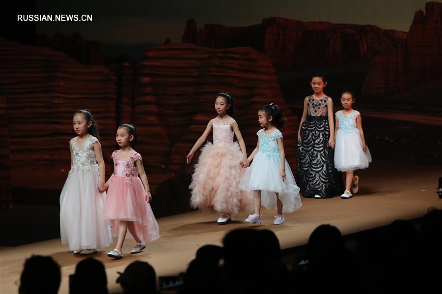 Коллекция дизайнера J.Queen представлена на Китайской неделе моды в Пекине 
