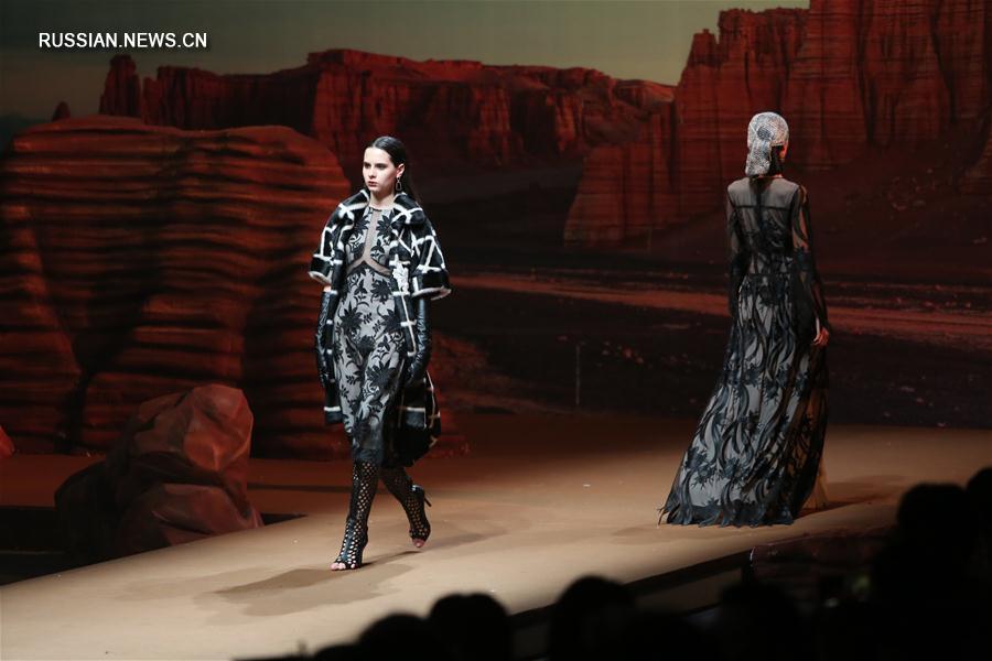 Коллекция дизайнера J.Queen представлена на Китайской неделе моды в Пекине 