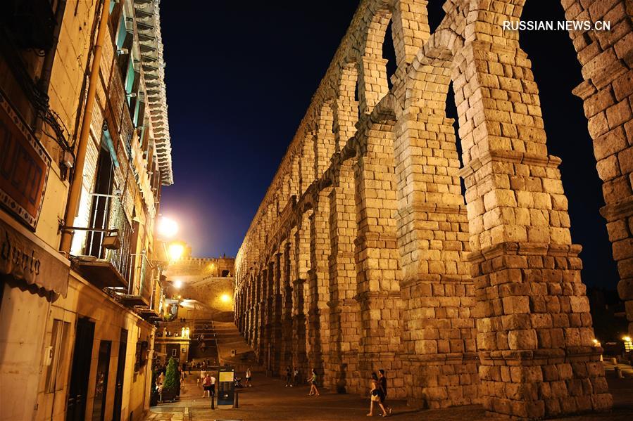 Вечерний вид на акведук в Сеговии