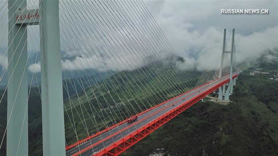 Облака и туман над Большим бэйпаньцзянским мостом