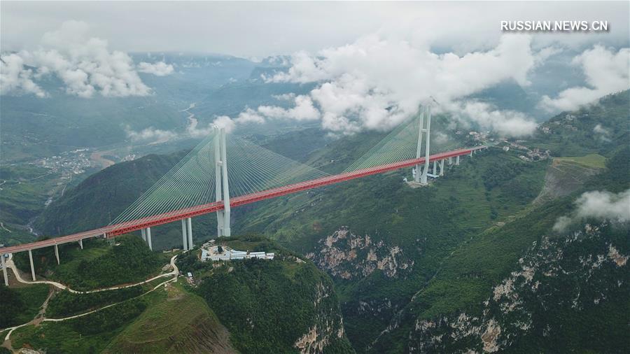 Облака и туман над Большим бэйпаньцзянским мостом