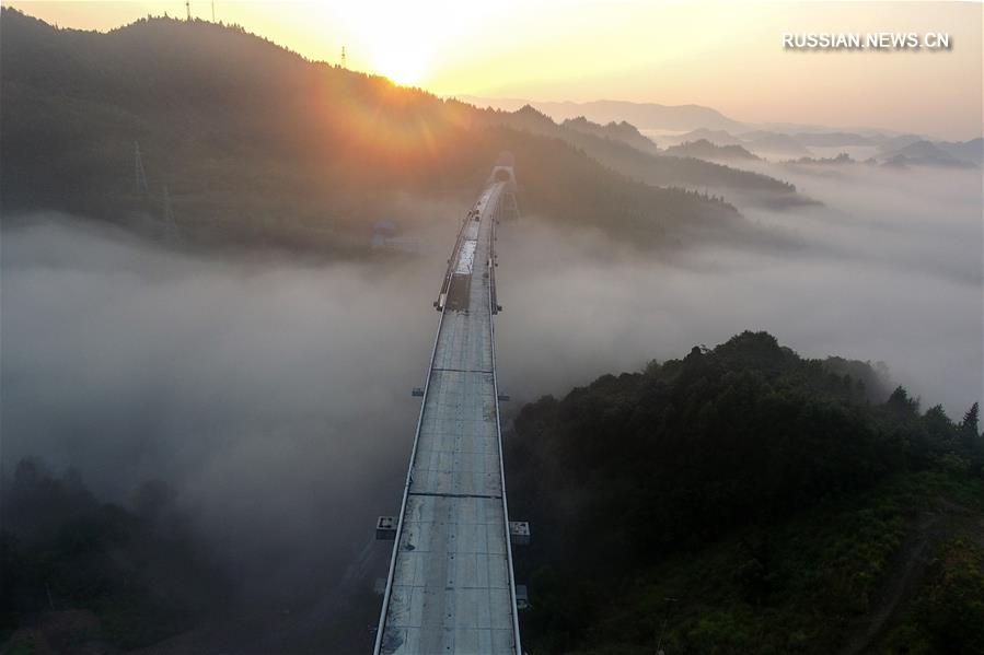 Строящийся крупный железнодорожный мост в Центральном Китае с высоты птичьего полета 