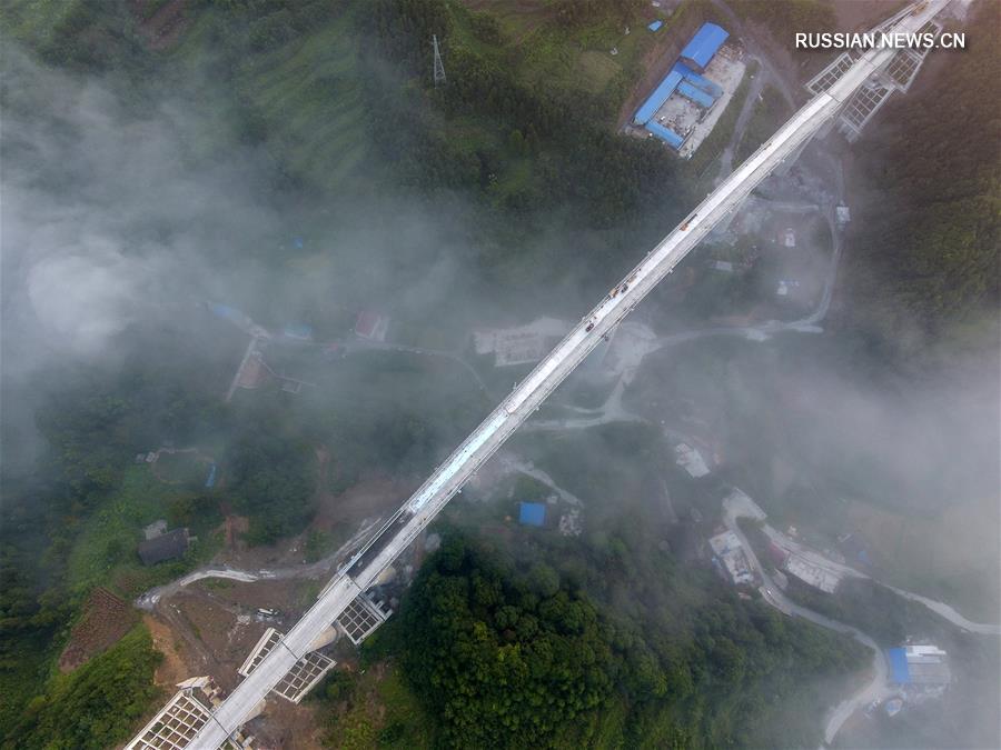 Строящийся крупный железнодорожный мост в Центральном Китае с высоты птичьего полета 
