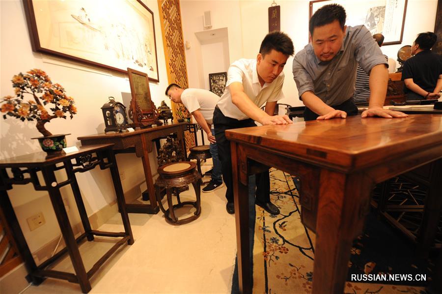 Мебель времен династий Мин и Цин показывают на выставке в Пекине