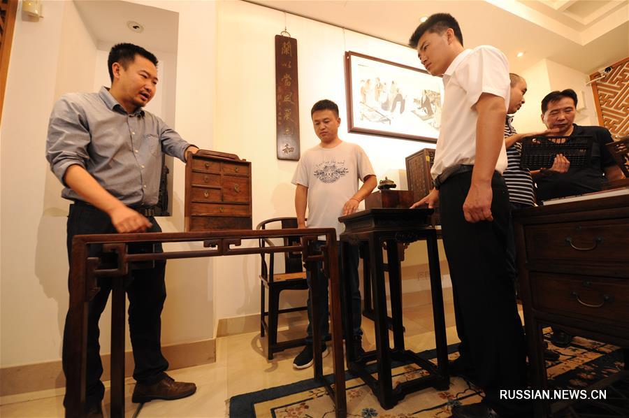  Мебель времен династий Мин и Цин показывают на выставке в Пекине