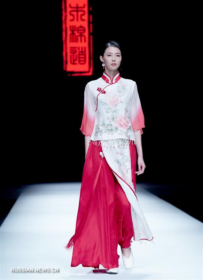 Презентация одежды от дизайнера Сюй Айдун в Пекине