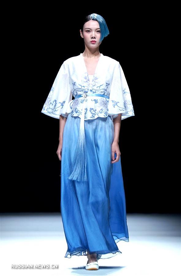 Презентация одежды от дизайнера Сюй Айдун в Пекине