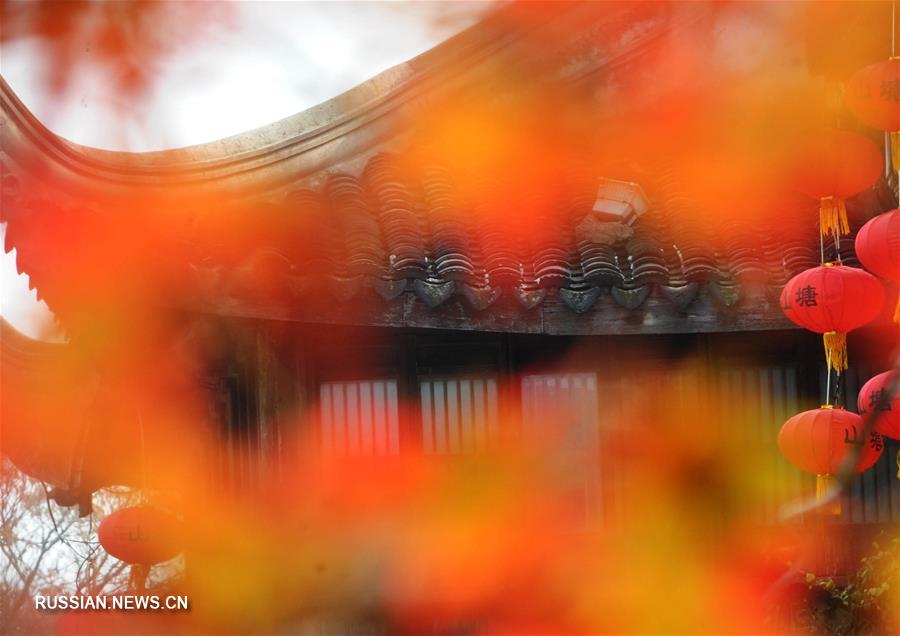 Красные листья над древней улочкой в Сучжоу