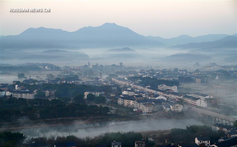 Горы Лунхушань в тумане на востоке Китая
