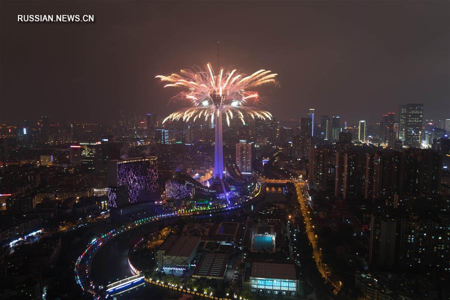 Встреча Праздника фонарей в Чэнду со светозвуковым шоу и фейерверками 