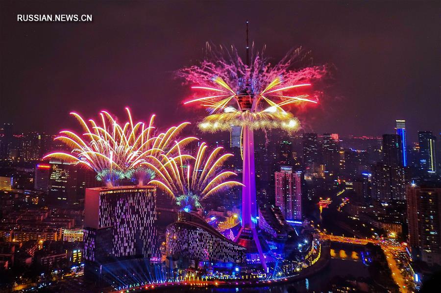 Встреча Праздника фонарей в Чэнду со светозвуковым шоу и фейерверками 