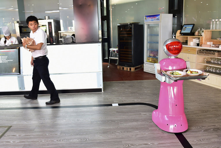 Робот Xiaotao на работе в ресторане города Цзиньхуа, Китай