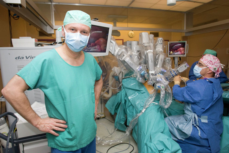 Робот Да Винчи проводит операцию в Университетской Больнице Женевы