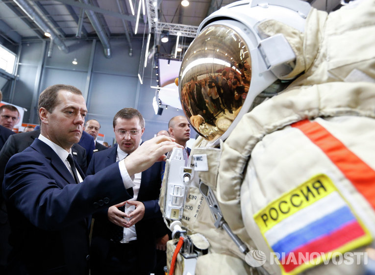 Председатель правительства России Дмитрий Медведев во время посещения международной выставки 
