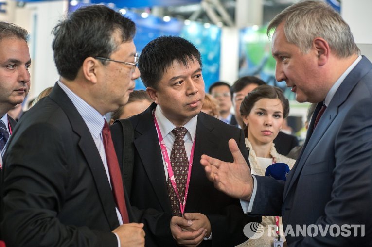 Заместитель председателя правительства РФ Дмитрий Рогозин на стенде Китайских железных дорог на открытии Международной промышленной выставки 