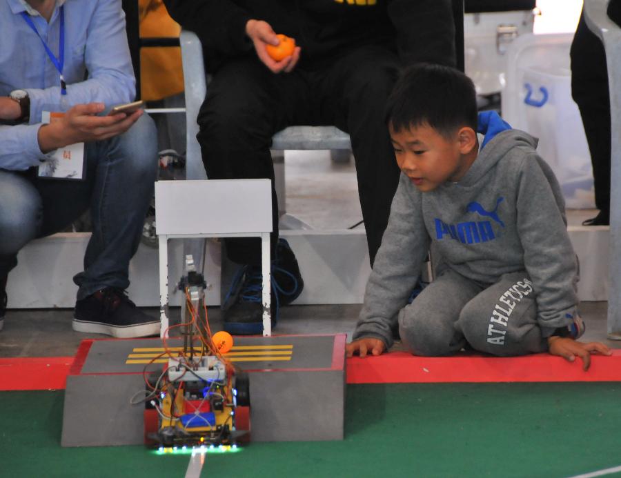 （新华网）（2）2015中国机器人大赛总决赛在贵阳举行