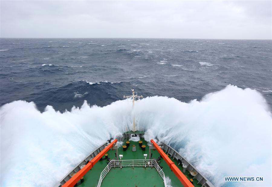 （第32次南极科考）（2）“雪龙”号顺利穿越西风带抵达南极浮冰区