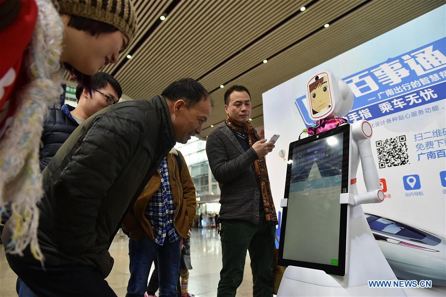 （关注春运）（1）智能机器人亮相广州南站服务春运