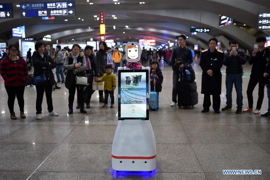 （关注春运）（2）智能机器人亮相广州南站服务春运