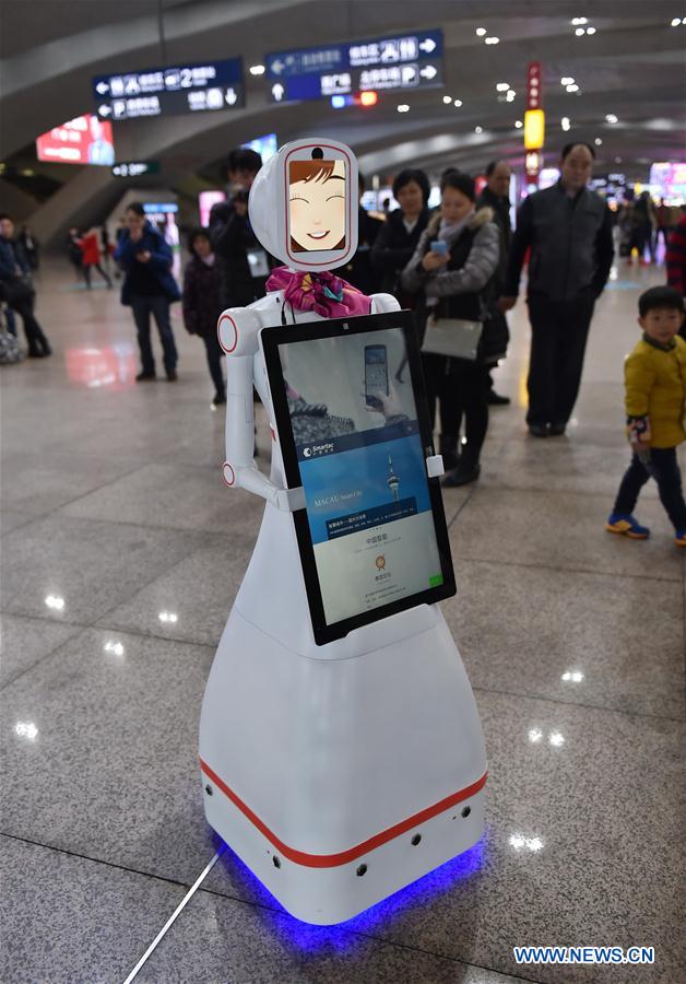 （关注春运）（3）智能机器人亮相广州南站服务春运