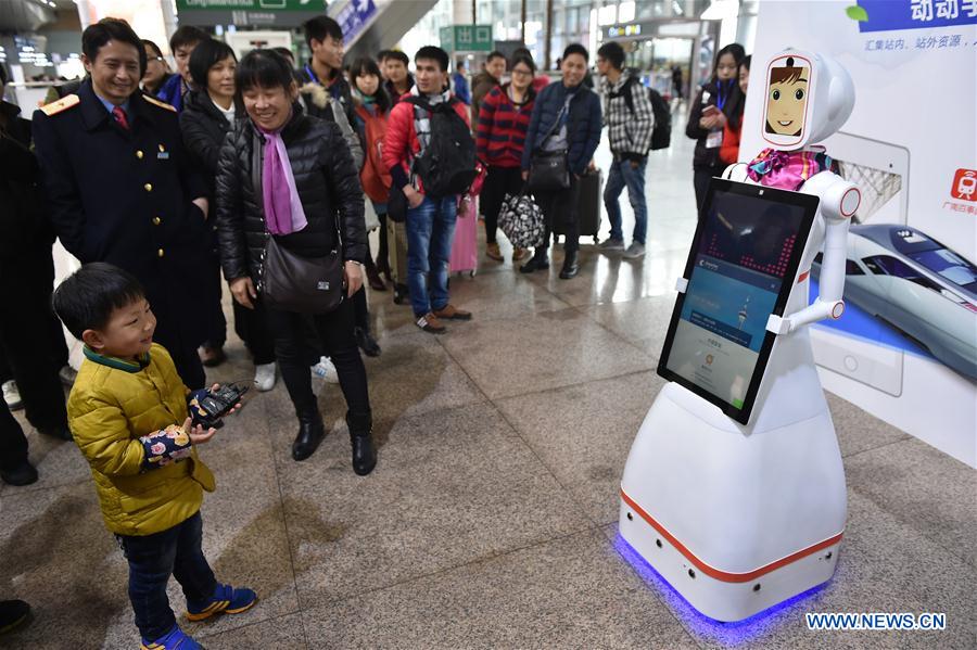 （关注春运）（4）智能机器人亮相广州南站服务春运