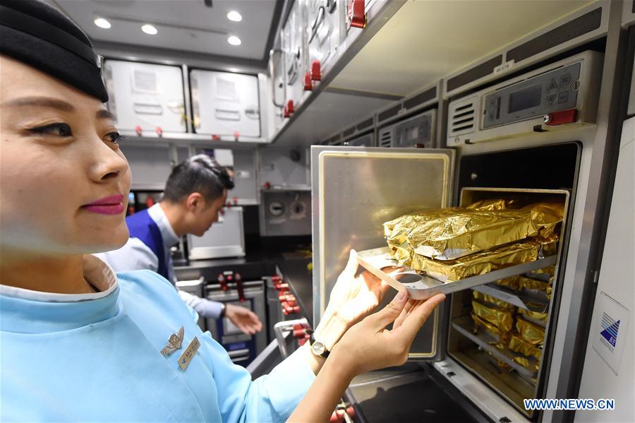 （晚报）（5）航空美食出炉记　