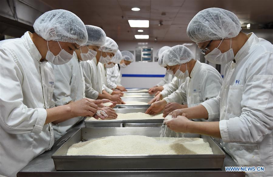 （晚报）（6）航空美食出炉记　