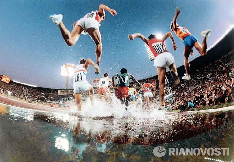 Участники бега на 3000 метров с препятствиями во время соревнований на XXII Олимпийских играх в Москве