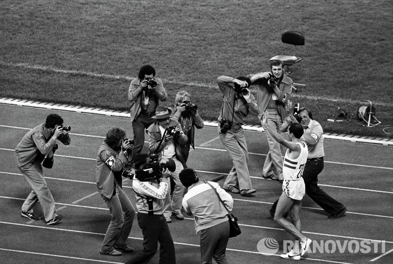 Спортивные фотокорреспонденты во время съемки олимпийского чемпиона в беге на 100 метров Аллана Уэллса из Великобритании