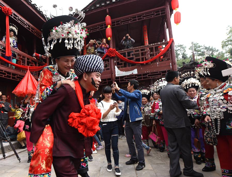 Туристический фестиваль культуры народности мяо в уезде Сунтао