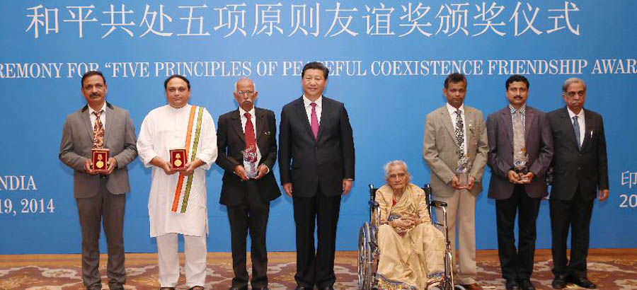 Си Цзиньпин встретился с индийскими представителями друзей Китая и дружественных организаций, вручил им награду Дружбы пяти принципов мирного сосуществования